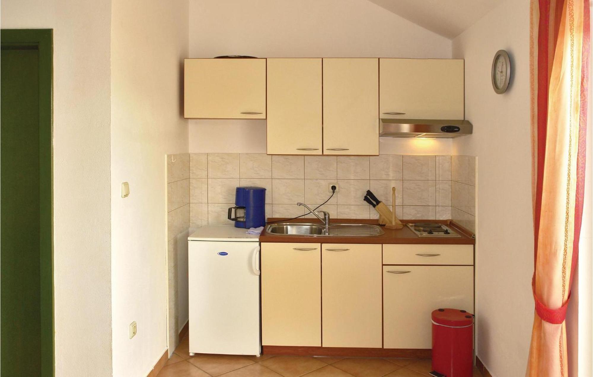 Gorgeous Apartment In Malinska With Kitchen Ngoại thất bức ảnh