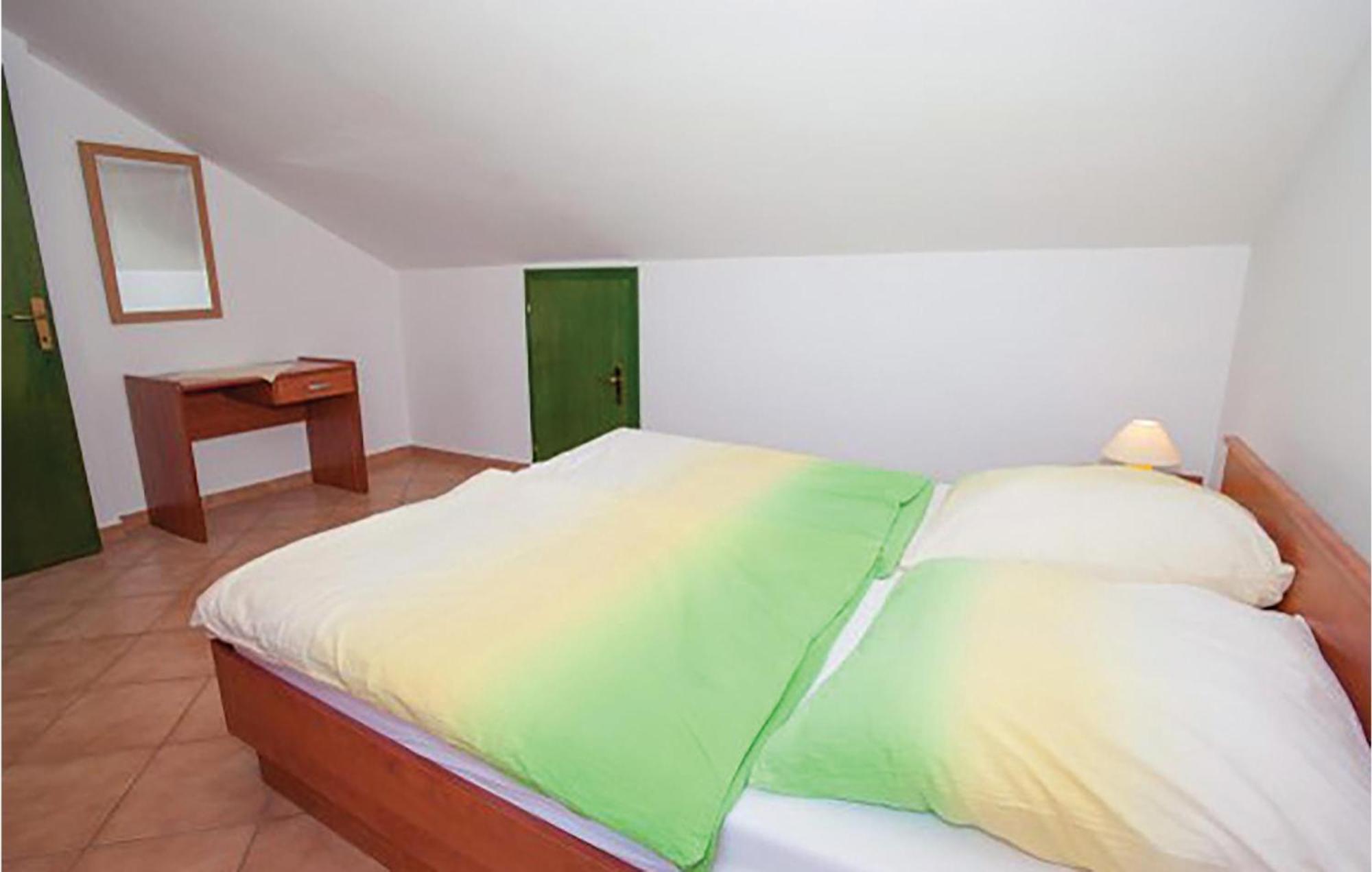 Gorgeous Apartment In Malinska With Kitchen Ngoại thất bức ảnh